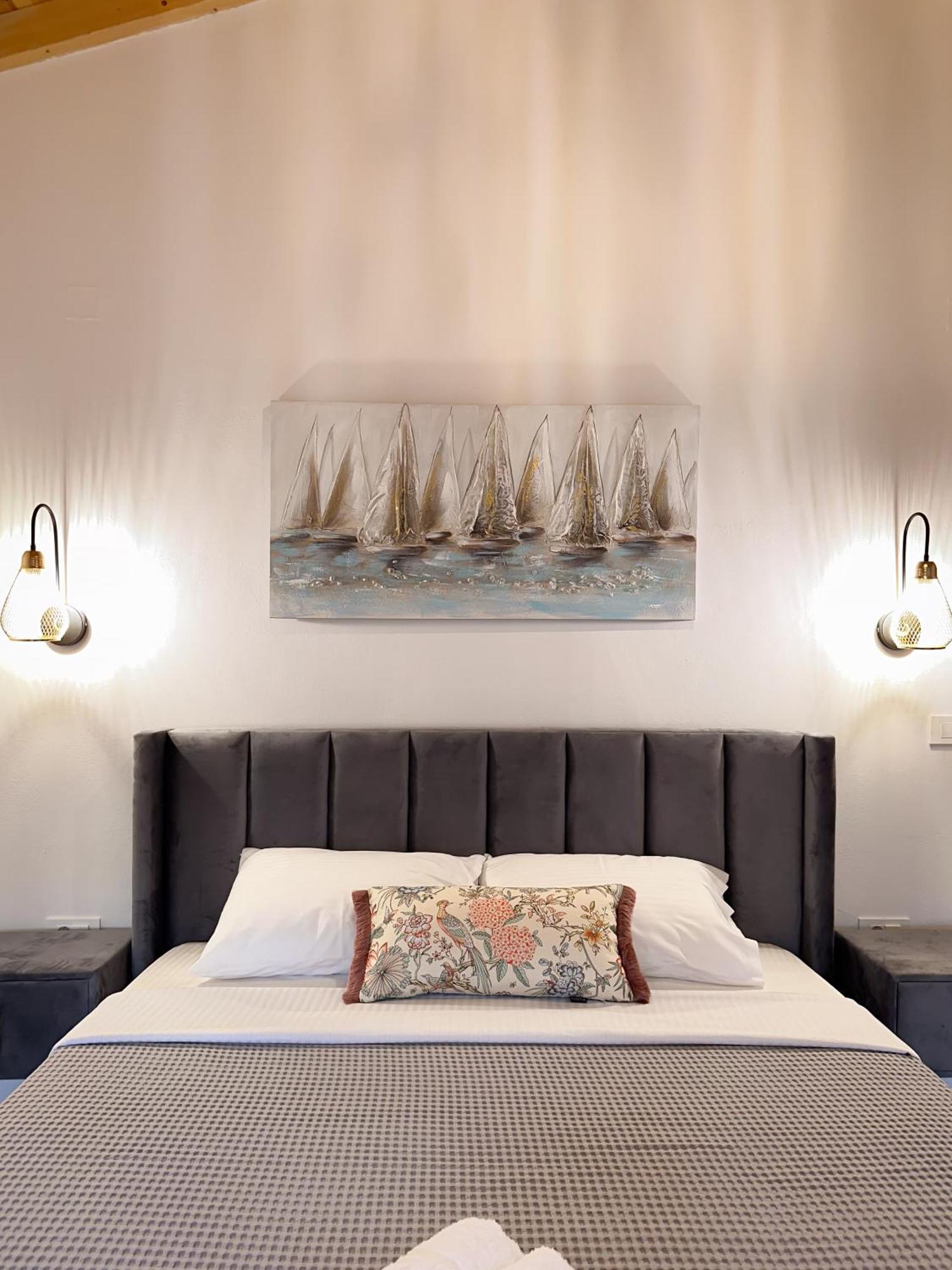 Thetis, The House Apartment