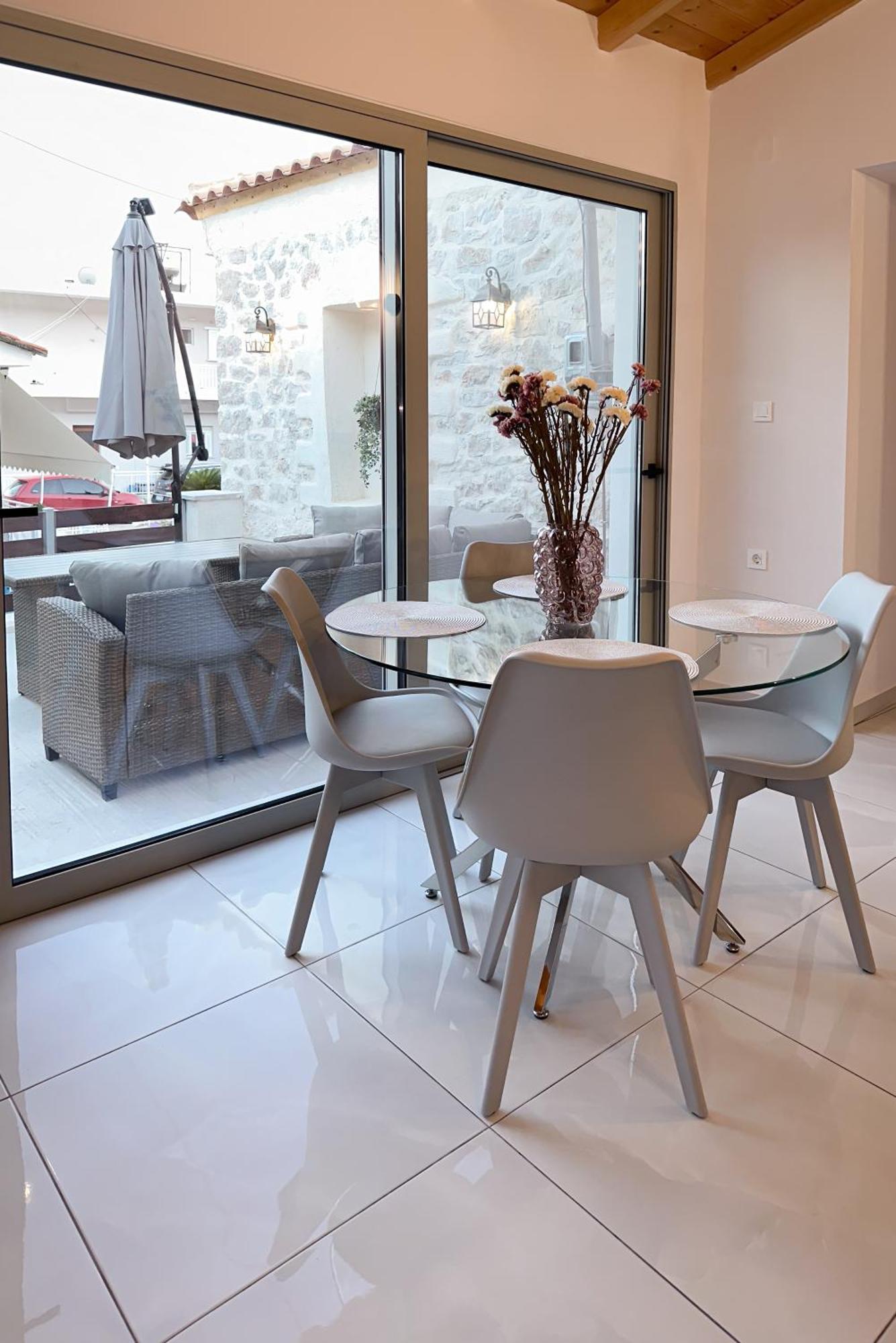 Thetis, The House Apartment